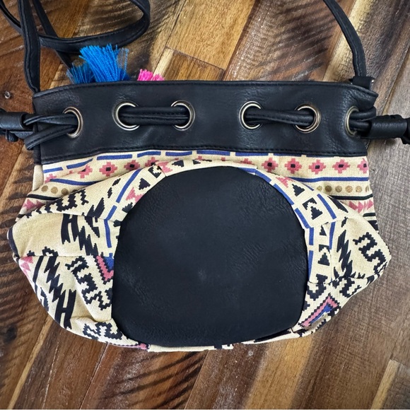 Lily Queen Aztec Crossbody Bucket Bag - Picture 3 of 10